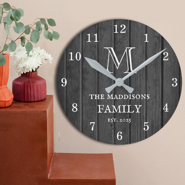 Relógio Redondo Black Rustic Wood Farmhouse Family Monogram & Name (Criador carregado)