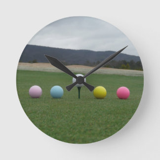 Relógio Redondo bolas de golfe coloridas brilhantes em uma