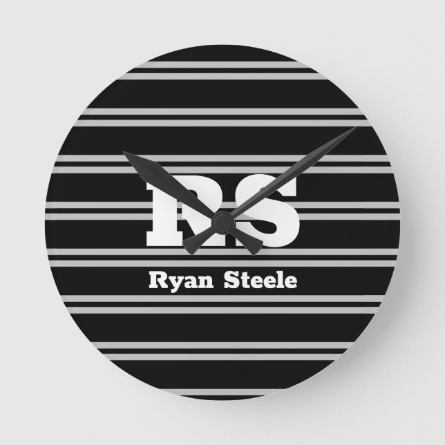 Relógio Redondo Bold White Monogram & Name, Lt Grey Lines on Black (Frente)