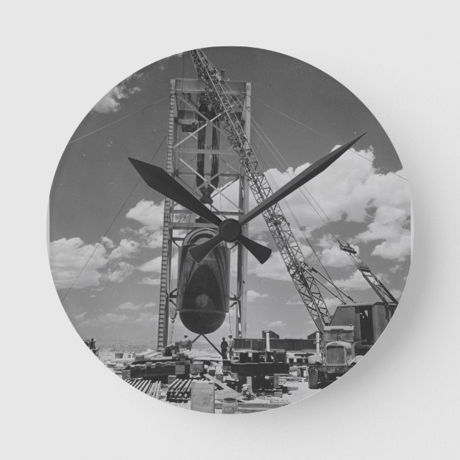 Relógio Redondo Bomba atômica enorme posicionada para o teste da (Frente)