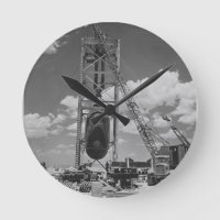 Bomba atômica enorme posicionada para o teste da