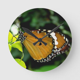 Relógio Redondo Borboleta laranja, preta e branca na folha