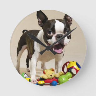 Relógio Redondo Boston Terrier Dog Brincando com Brinquedos