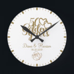 Relógio Redondo Branca de presentes Dourada personalizada no 50º a<br><div class="desc">Um presente chic,  elegante de 50º aniversário de casamento na parede,  com a frase "50 anos ouros". Basta adicionar seus nomes e data de aniversário de casamento. Um rosa brilhante de ouro de ornamentado na parte inferior e um fundo branco.</div>