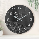 Relógio Redondo Brilho Preto Metálico Personalizado<br><div class="desc">Personalize facilmente este metal escovado preto e um relógio de parede com padrão de brilho falso glamouroso com seu próprio nome personalizado.</div>
