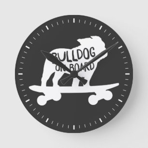 Relógio Redondo Bulldog do Skateboard em Inglês no Conselho