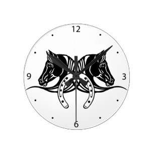 Relógio Redondo cabeças de dois cavalos negros e ferradura