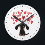 Relógio Redondo Cachorro Bonito com Corações Negro e Dachshund Tan<br><div class="desc">Um relógio de cão divertido para casa ou escritório. Faz um presente original para amantes negros e bronzeados de Dachshund. Veja o Doodle World de Jenn para relógios ainda mais decorativos e a decoração do templo do cão.</div>