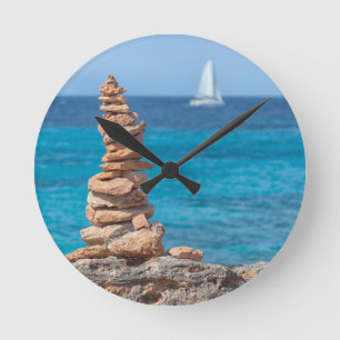 Relógio Redondo Cairn no mar Mediterrâneo