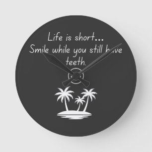 Relógio Redondo Camiseta Retro com Carinha Sorridente - Humor Dive
