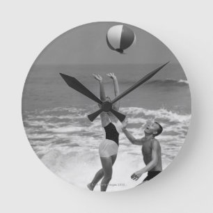 Relógio Redondo Casal que joga com um Beachball