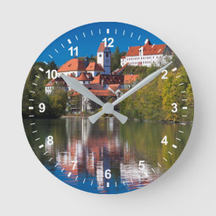 Relógio Redondo Castle e Abby ao lado do rio
