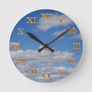 Relógio Redondo Céu azul e nuvens - numerais romanos Dourados