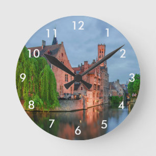 Relógio Redondo Cidade antiga e torre de Belfry à noite em Bruges