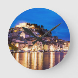 Relógio Redondo Cidade croata de Sibenik à noite
