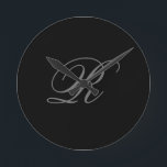 Relógio Redondo Cinzas Negras Simples Adicionar Monograma Inicial<br><div class="desc">Aqueles que o veem dirão que design simples e que não serão capazes de tirar os olhos disso. É um design muito elegante,  muito estético e muito simples e perfeito. Com tal simplicidade,  você refletirá imediatamente qual a boa personalidade que tem e a sensibilidade em seu trabalho.</div>