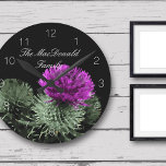 Relógio Redondo Clã Escocês da Família Thistle Incrível<br><div class="desc">Um relógio maravilhosamente personalizado com um espantoso motif escocês. A maneira perfeita de adicionar um pouco de Escócia à sua casa.</div>