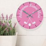 Relógio Redondo clube de golfe branco-rosa monograma<br><div class="desc">Clube de golfe branco-rosa monograma chaveiro feminino</div>