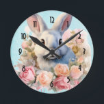 Relógio Redondo Coelho com uma Guirlanda de Rosas Fofo<br><div class="desc">Um relógio com uma imagem em aquarela. Um coelho branco cinza rodeado por uma guirlanda de rosas rosa e pêssego. Para amantes de coelhos e temas de Páscoa e aniversários e chás de bebê.</div>
