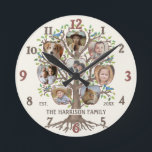 Relógio Redondo Colagem de Fotos da Árvore Genealógica 8 Fotos Nom<br><div class="desc">Este lindo desenho de "árvore genealógica" personalizado inclui uma ilustração original de uma árvore e mais 8 fotos de sua família em forma de maçãs. A ilustração desenhada à mão mostra uma árvore e suas raízes em um fundo bege claro e quente. A árvore tem folhas coloridas e passarinhos azuis...</div>