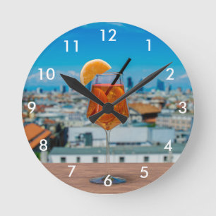 Relógio Redondo Coquetel Spritz numa mesa com vista a Milão