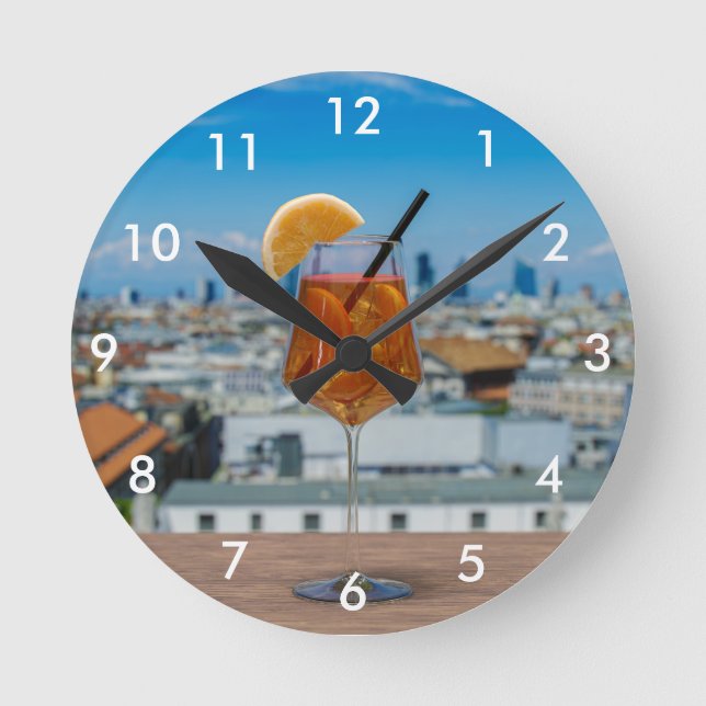 Relógio Redondo Coquetel Spritz numa mesa com vista a Milão (Frente)
