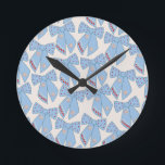 Relógio Redondo Coquette de Arcos azuis<br><div class="desc">Arcos De Natal Azuis Claro - Fitas Coquetes - Arcos Cor-De-Rosa E Fundo Branco Creme.</div>