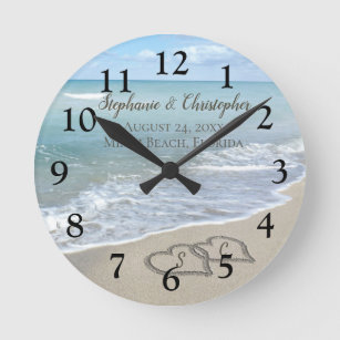 Relógio Redondo Corações do casamento de praia na areia elegante