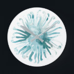 Relógio Redondo Coral de Aquarela - Azul 2<br><div class="desc">"Ocean Cameo" de June Erica Vess. Apresenta coral branco de cor lacrimejante em fundo branco.</div>