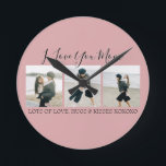 Relógio Redondo Costume Moderno Eu Te Amo Mãe | 3 Foto<br><div class="desc">Este relógio na moda moderno de 3 fotos é o presente perfeito para sua mãe, madrasta ou avó para dia de as mães. O relógio apresenta o texto 'EU AMO VOCÊ MÃE, MUITO AMOR, HUGS & KISSES XOXOXO', mais 3 de suas fotos favoritas da família. O texto é facilmente editado...</div>