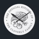 Relógio Redondo Cozinha Oficial | Pizza Themed<br><div class="desc">Um relógio de parede personalizado engraçado, mas clássico, adaptado à cozinha da sua família. Use as funções de personalização para controlar o tamanho do texto, a fonte e outras opções. Divirta-se sendo criativo e fazer seu.</div>