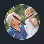 Relógio Redondo Crie Uma Foto Do Seu Próprio Avô Avô, Avô<br><div class="desc">Relógio de Keepsasaokie personalizado com o avô e a foto do grande garoto. Faz um presente memorável para o vovô no dia de aniversário,  feriados e avós.</div>