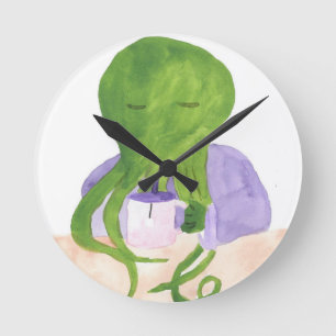 Relógio Redondo Cthulhu tem um copo do chá