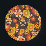 Relógio Redondo Cultura de Pop de Flores Retroativas do Disco 70s<br><div class="desc">Esta é uma design fantástica inspirada na era discográfica dos anos 70. Se você quiser outros produtos com este design,  por favor,  envie-me uma mensagem para um pedido personalizado.</div>