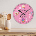 Relógio Redondo Cupcake de Aquarela de Cozinha Rosa-Gelada Persona<br><div class="desc">Relógio de cozinha personalizado com doces e doces de cor d'água e doces.</div>