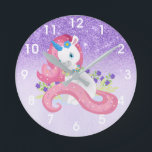 Relógio Redondo Da menina roxa da faísca do rosa do unicórnio a<br><div class="desc">Este design era art. digital embora criado. Pode ser personalizado na área fornece ou personalizando escolhendo o clique personalizar uma opção mais adicional e mudando o nome, as iniciais ou as palavras. Você pode igualmente mudar a cor de texto e denominar ou suprimir do texto para um design da imagem...</div>