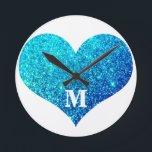 Relógio Redondo Dia de os namorados Monograma Blue Glitter Cute<br><div class="desc">Impresso com um padrão cardíaco grande em fundo azul brilhante com modelo de texto para iniciais monogramadas!</div>