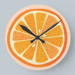 Relógio Redondo Diversão de Laranjas de Citros<br><div class="desc">Fruta de citrinos laranja divertida num fundo rosa-claro. Arte original de Nic Squirrell.</div>