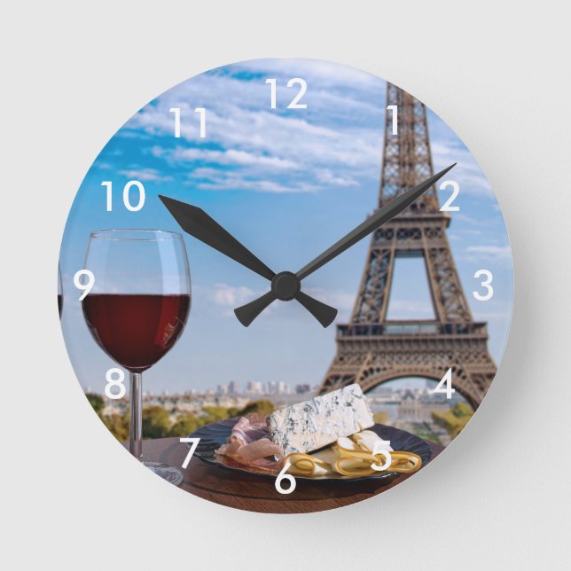 Relógio Redondo Dois copos de vinho no café em Paris (Frente)