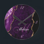 relógio redondo dourado e agato roxo<br><div class="desc">Uma mistura elegante de roteiro com um monograma personalizado sobre fundo de ouro e agata roxo.</div>