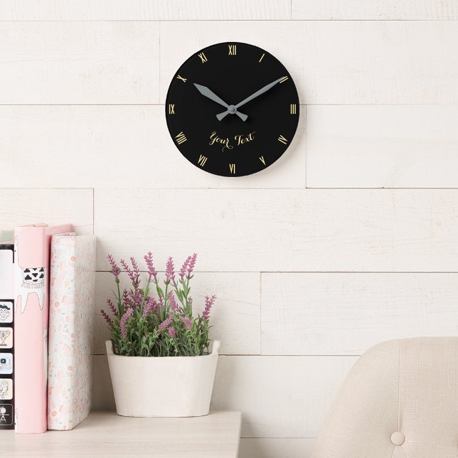 Relógio Redondo Dourado Preto Elegante Moderno Monograma Personali (Custom Monogrammed Modern Elegant Black Faux Gold Round Clock)