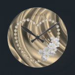 Relógio Redondo Dourado,Verde,Marfim,Azul, Seda e Pérolas<br><div class="desc">Dourado,  verde,  marfim,  azul,  seda e pérolas decoradas com a Tuberose Mexicana. São flores brancas cerosas que têm uma fragrância rica sedutora e suculenta.</div>