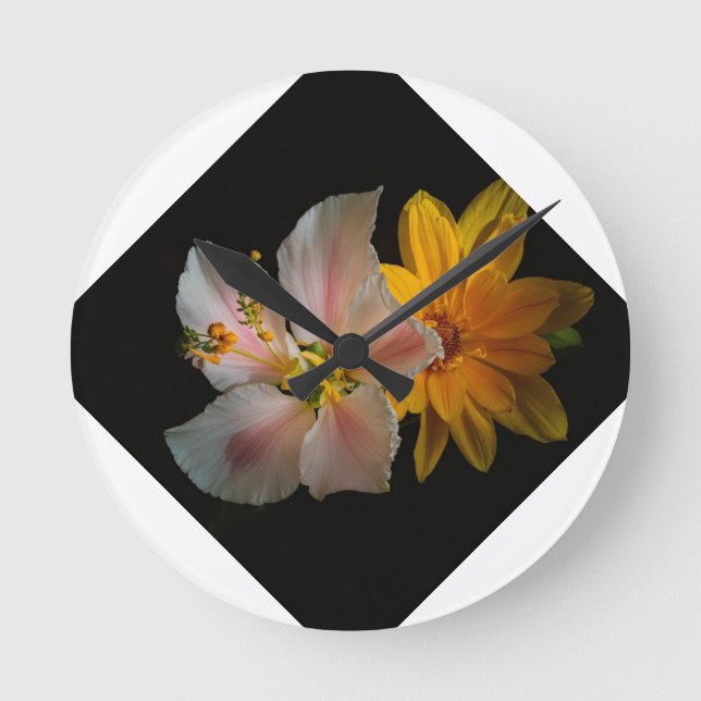 Relógio Redondo Elegância a negrito: Travesseiro da flor preta" (Frente)
