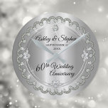 Relógio Redondo Elegante Diamond Jubilee 60º Aniversário de Casame<br><div class="desc">Opulent elegance enquadra esta design de aniversário de 60 anos de casamento em um design de diamante escalado único com diamante de lágrima central com faíscas adicionadas em um gradiente de cor prateada. Design original por Holiday Hearts Design (direitos reservados). Por favor, note que todos os embelezamentos são impressos e...</div>