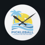 Relógio Redondo Engraçado Presente De Pickleball Sempre Tempo Para<br><div class="desc">Um relógio engraçado para o entusiasta do Pickleball. O relógio diz "É sempre hora de picleball". Faz um presente incrível para jogadores de picleball, colegas de equipe, organizadores de clubes e muito mais.</div>