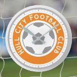 Relógio Redondo Fã de futebol ou apoiador de futebol. Clube de Fut<br><div class="desc">Um presente para um fã de futebol ou adepto de futebol que apoia uma equipe de clubes com cores de futebol laranja e branca. Exemplo mostra Hull City.</div>