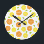 Relógio Redondo Fatia de Fruta e limão da cozinha mediterrânica<br><div class="desc">Este relógio divertido com laranjas,  limões e uvas é certamente animador de qualquer espaço. Funciona especialmente bem em cozinhas.</div>