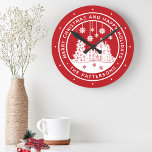 Relógio Redondo Feliz Natal Feliz Férias no inverno Personalizadas<br><div class="desc">Feliz Natal Feliz Feriados de inverno Relógios Personalizados de Inverno contém o texto "Feliz Natal e Felizes Feriados" em um roteiro branco moderno sobre um fundo vermelho e personalizado com seu nome em volta de uma casa com árvores de Natal e flocos de neve. Perfeito para favoritos para festas de...</div>