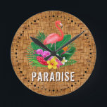 Relógio Redondo Flamingo Floral Paraíso<br><div class="desc">Um flamingo cor-de-rosa, flores tropicais e folhas sobre o padrão de impressão de wicker e a palavra PARADISE faz um relógio de na moda no verão. CORRESPONDENDO a itens na nossa loja.</div>