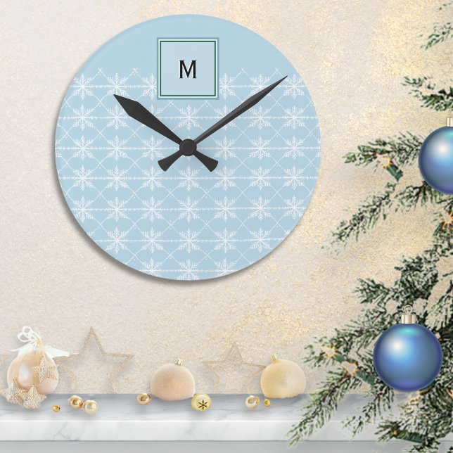 Relógio Redondo Flocos de neve monogramas de Na moda azul Elegante (A festive wall clock in light blue, with winter snowflakes pattern and monogram initial)